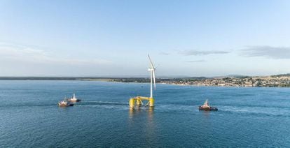 Una torre eólica de Windar Renovables en el mar.  