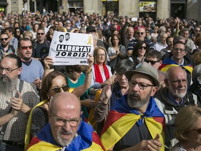Concentracion en la Plaza Sant jaume en apoyo a los pol&iacute;ticos encarcelados ayer