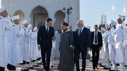 El presidente del Gobierno, Pedro Sánchez; el historiador del Reino de Marruecos y portavoz del Palacio Real, Abdelhak Lamrin, y el ministro marroquí de Sanidad y Protección Social, Khalid Ait Taleb, después de visitar el Mausoleo de Mohamed V, el 2 de febrero de 2023, en Rabat (Marruecos).