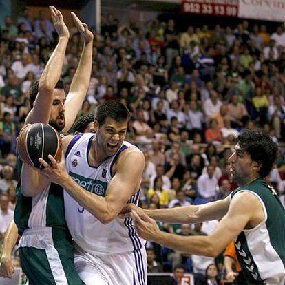 Reyes lucha por el balón ante Gabriel y Berni Rodríguez.