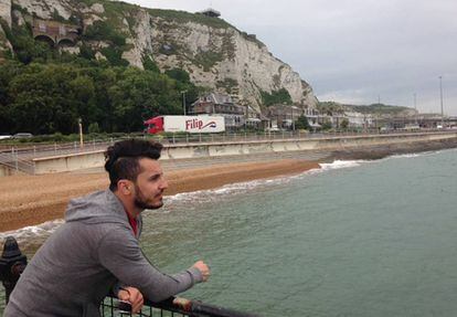 Aj Salah, peluquero Kurdo que llegó a Reino Unido en los bajos de un camión, junto a los acantilados de Dover.