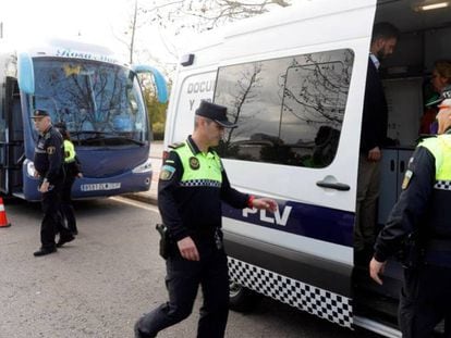 Agentes de la Policía Local ante al autobús de HazteOír que pretendía circular por Valencia.