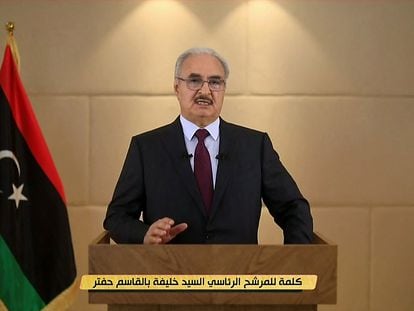 Imagen tomada del canal Libya Alhadath TV este 16 de noviembre, en el momento en que Jalifa Hafter anuncia su candidatura para las presidenciales de Libia.