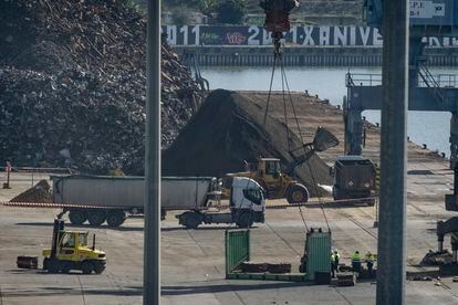 Varios camiones cargan los residuos industriales de Montenegro en el Puerto de Sevilla.