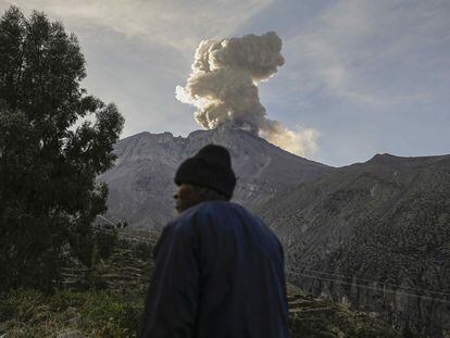 Un hombre frente al volcán Ubinas, en Moquegua (Perú), el 5 de julio.