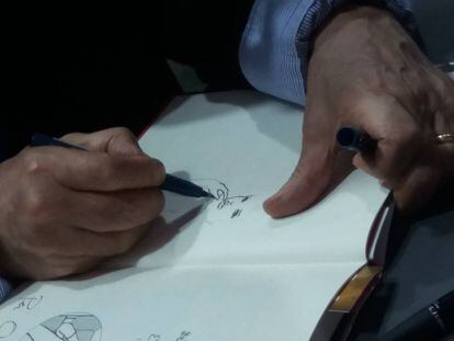 Primer plano de las manos de Milo Manara dibujando una dedicatoria en el salón del cómic de Barcelona, ayer.