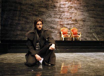 Juan Diego Botto, durante uno de los ensayos de <i>Hamlet</i> el pasado martes en la antigua Universidad renacentista de Almagro.