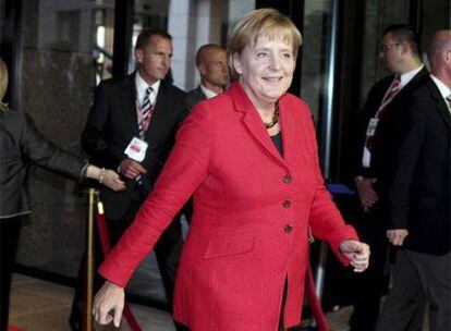 La canciller alemana, Angela Merkel, llega a la cumbre de jefes de Estado y de Gobierno de la Unión Europea, ayer en Bruselas.