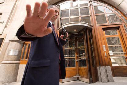 Un guardia de seguridad ante las oficinas de Goldman Sachs en Londres.
