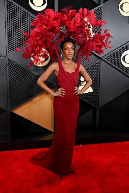 Dawn Richard fue sin ninguna duda una de las más originales y atrevidas de esta edición. Su vestido rojo con tocado de flores incorporado es obra de Khosrov alta costura. Detrás de este 'look', uno de los más comentados de la noche, está el estilista Joey Thao.