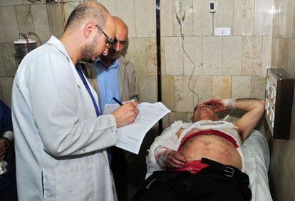 Una imagen de la agencia oficial de noticias muestra a los heridos del ataque en la universidad.