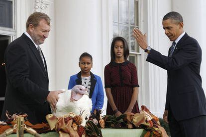 El presidente Barack Obama, junto a sus hijas, Sasha y Malia, y al pavo Liberty, ayer en la Casa Blanca.