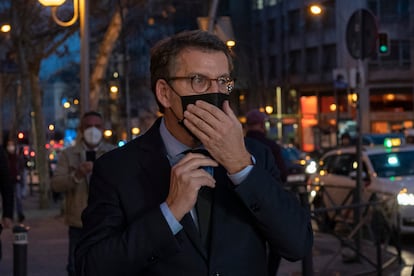 Alberto Núñez Feijóo a su llegada a la sede del PP en la calle Génova, en Madrid.