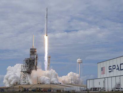 El cohete de SpaceX Falcon 9, con la cápsula Dragon lanzada ayer.