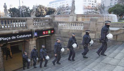 La Guàrdia Urbana després d'un dels desallotjaments a la plaça de Catalunya.