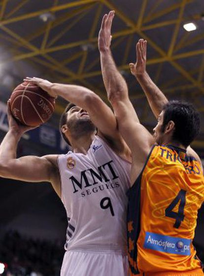 Felipe Reyes lanza ante Triguero