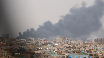 El humo de los bombardeos se eleva sobre los edificios de Jartum, capital de Sudán, el 27 de agosto de 2023.