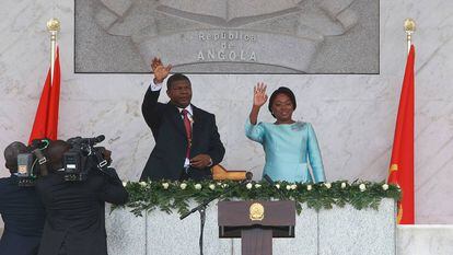 El presidente de Angola, Joao Lourenco y su mujer, Ana Dias de Lourenco en la ceremonia de investidura este martes.