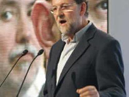 El líder del PP, Mariano Rajoy, durante su intervención en el acto con militantes para celebrar el primer aniversario de la victoria del partido en las elecciones gallegas