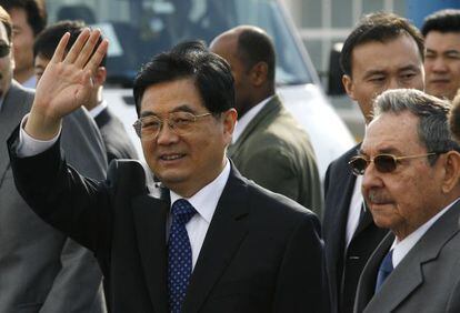 El presidente de China, Hu Jintao, con su homólogo cubano, Raúl Castro, durante una visita oficial a La Habana en noviembre de 2008.