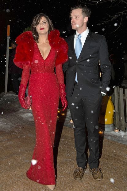 Lorenzo Caprile es uno de sus diseñadores de cabecera. Para asistir a la boda de Andrea Casiraghui (amigo de su marido), la cordobesa eligió este vestido rojo del diseñador al que aportó su toque personal con bolero del mismo tono de Miguel Marinero.