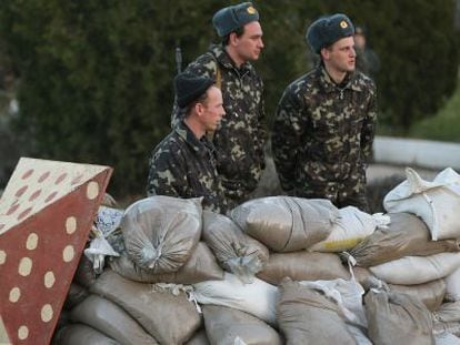 Soldados ucranios se protegen tras sacos terreros en la base de Belbek, cerca de Sebastopol.