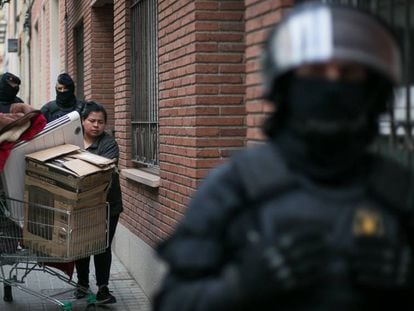 Una de las desalojadas junto a los Mossos d'Esquadra