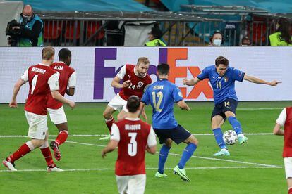 Federico Chiesa marca el primer gol de Italia contra Austria en los octavos de final del Campeonato de Europa.