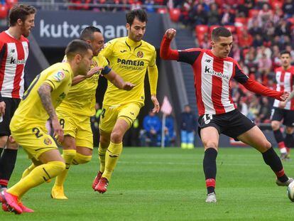 Córdoba controla el balón ante varios jugadores del Villarreal.