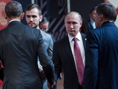Barack Obama y Vlad&iacute;mir Putin se saludan, este domingo, en Lima (Per&uacute;).