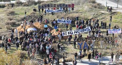 Protesta en diciembre en el solar reservado para un centro de salud, junto a la parcela donde se construye la gasolinera.