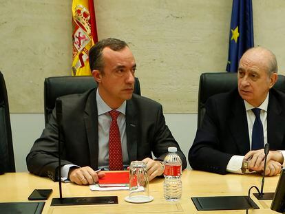 Desde la izquierda, Francisco Martínez, ex secretario de Estado de Seguridad, y Jorge Fernández Díaz, exministro del Interior, en marzo de 2016.