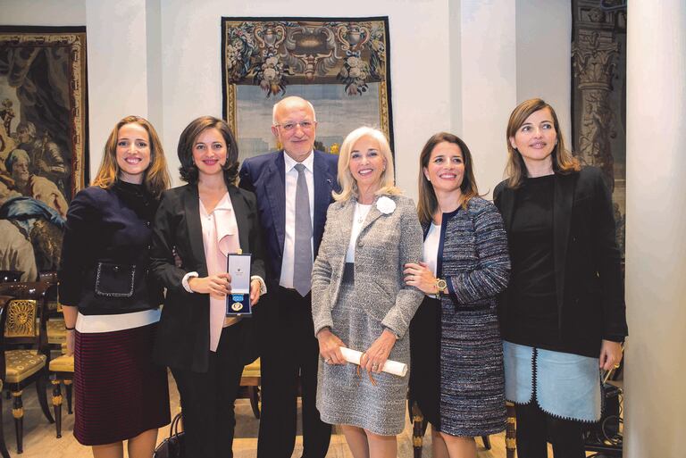 El matrimonio Juan Roig y Hortensia Herrero (en el centro), con sus hijas (de izquierda a derecha) Juana, Amparo y las mellizas Hortensia y Carolina, en la entrega al empresario de la medalla de oro al mérito en el trabajo, en Madrid en 2016, en una imagen de Mercadona.