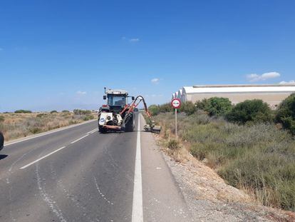 Obras de conservación en una carretera de Almeria.