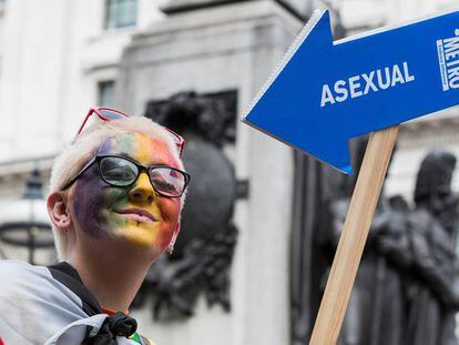 Una mujer sostiene una pancarta en defensa de la asexualidad durante las fiestas del Orgullo en Londres en 2017.