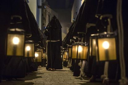 <b>MARTES SANTO. Almería.</b> Nazarenos de la Hermandad de El Perdón, durante su estación de penitencia por las calles de la capital.