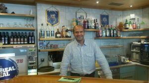 El yerno de Sepp Blatter, en el restaurante que regenta en Visp.