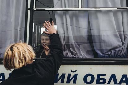 Un joven despide a un amigo desde fuera del autobús, a 24 de febrero de 2022, en Lisichansk, en la provincia de Lugansk, al este de Ucrania.