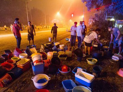 Voluntarios luchan contra el fuego en la cercada ciudad de Vigo el pasado octubre.