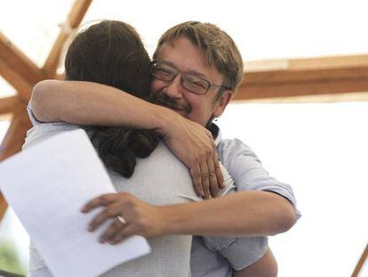 Dom&egrave;nech (de frente) abraza a Pablo Iglesias durante el acto de Podemos y Catalunya en Com&uacute;.