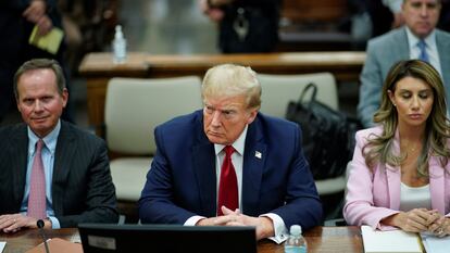 Donald Trump, en el centro, comn sus abogados Christopher Kise, a la izquierda, y Alina Habba, el pasado 7 de diciembre, en la sala del juicio.