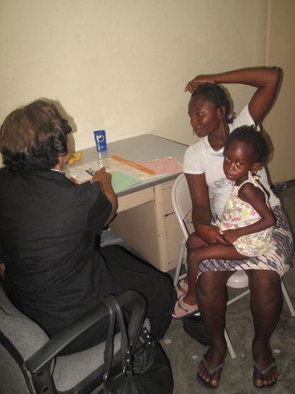 Cuatro médicos haitianos y varias enfermeras atienden cada día unas 200 casos, en su mayoría embarazadas y niños malnutridos.