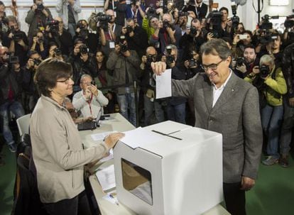 El presidente Artur Mas, vota en la consulta del 9-N.