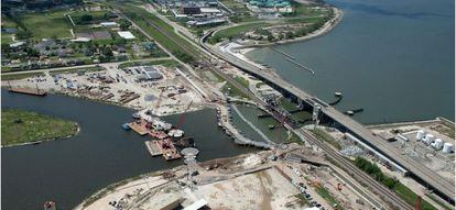 Imagen aérea del nuevo dique en el lago Pontchartrain de Nueva Orleans.