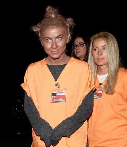 La 'blackface' siempre es controvertida. Julianne Hough decidió tirar de ella para disfrazarse de Crazy Eyes (Orange is the new black) en la fiesta del tequila Casamigos en 2013. Ella aseguró después que no lo volvería a hacer.