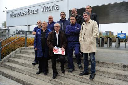 Fernández Toxo, con unos folletos, junto al resto de representantes de CC OO a la entrada de Mercedes-Benz, en Vitoria.