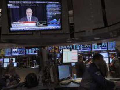 Operadores de la Bolsa de Nueva York con Ben Bernanke en la televisi&oacute;n