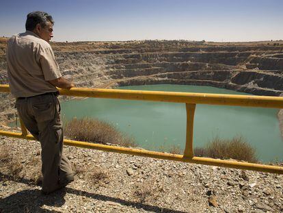 Un trabajador de la mina de Aznalcóllar, en un mirador de la corta de Los Frailes.