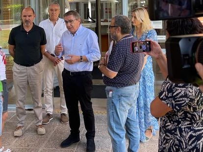 El consejero de Educación de la Generalitat Valenciana, José Antonio Rovira, atiende a perjudicados por los errores en la adjudicación de plazas la semana pasada a las puertas de la consejería.