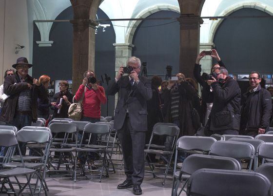 El consejero Ferran Mascarell, tras el acto de este viernes, realiza una fotografía a los asistentes al acto.